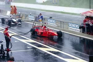 Schumi je u Spa imao i neslavnih trenutaka. Slika je iz 1998. kad je vodeći naletio na Davida Coultharda i kasnije je pokušao fizički obračunati sa Škotom..