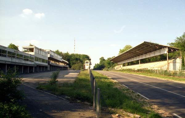 Rouen je otvoren 1950. i na njemu je održano pet utrka F1. Smatran je jednim od najboljih trkališta svijeta. Zatvoren je 1994. zbog ekonomskih i sigurnosnih razloga. 