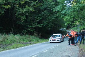 Mladi entuzijasta gotovo da rukom hvata trkaći auto pri kraju nizbrdice pred Kraljičinim i pri oko 150 km/h Snimila: Patricia Fiolić