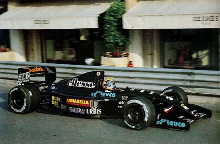 Andrea je bio postolar kojem je dobro krenulo. Upisao se 1992. u F1 ali nije platio startninu i bio isključen nakon 12 utrka. Roberto Moreno uspio je napraviti jedanaest krugova po Monte Carlu ali to je bilo sve..