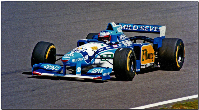 Benetton 195. Spoj nemogućih boja dao je jedan od najljepših F1 ikada. Dvojac Rory Bryne - Ross Brawn dao je Benettonu ovim modelom prvi konstruktorski naslov 1985. i drugi Schumacherov. U početku je bilo malo problema s prelaskom s Fordovog na Renaultov motor ali kad je Michael pohvatao konce, konkurencija je samo mogla gledati u leđa.