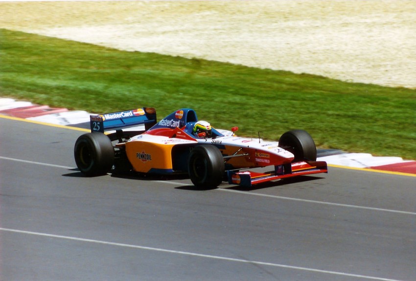 Lola je godinama radila šasije za druge momčadi i onda 1998. sama odlučila ući u F1. Bolje da nije..Ugovor s Mastercardom ih je prisilio da voze već VN Australije 1997. Novi V10 iz vlastite proizvodnje nije bio gotov pa se moralo poslužiti sa slabašnim Cosworthom..No, čak je aerodinamika bila lošija jer aero-tunela nije bilo nigdje na vidiku. Sospiri i Rosset su već na treninzima vidjeli da je vragh odnio šalu jer su 11-13 sekundi zaostajali za najboljima. Kako je već tada postojalo pravilo ''107'', nisu se kvalificirali za utrku a Lola je ubrzo odustala od ove ideje..
