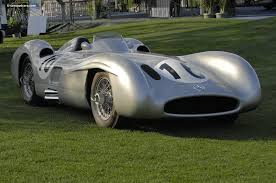 Mercedes-Benz W196, model Monza. Tu sponzori nisu bili potrebni. Dosta je bila kanta srebrene boje. Izgled koji stvarno ostaje i za vremena kad F1 neće biti. Uz ovo ide i samo jedno ime: Juan Manuel Fangio, možda najbolji vozač svih vremena. S ovim je ''autićem'' Argentinac bio prvak 1954-55.